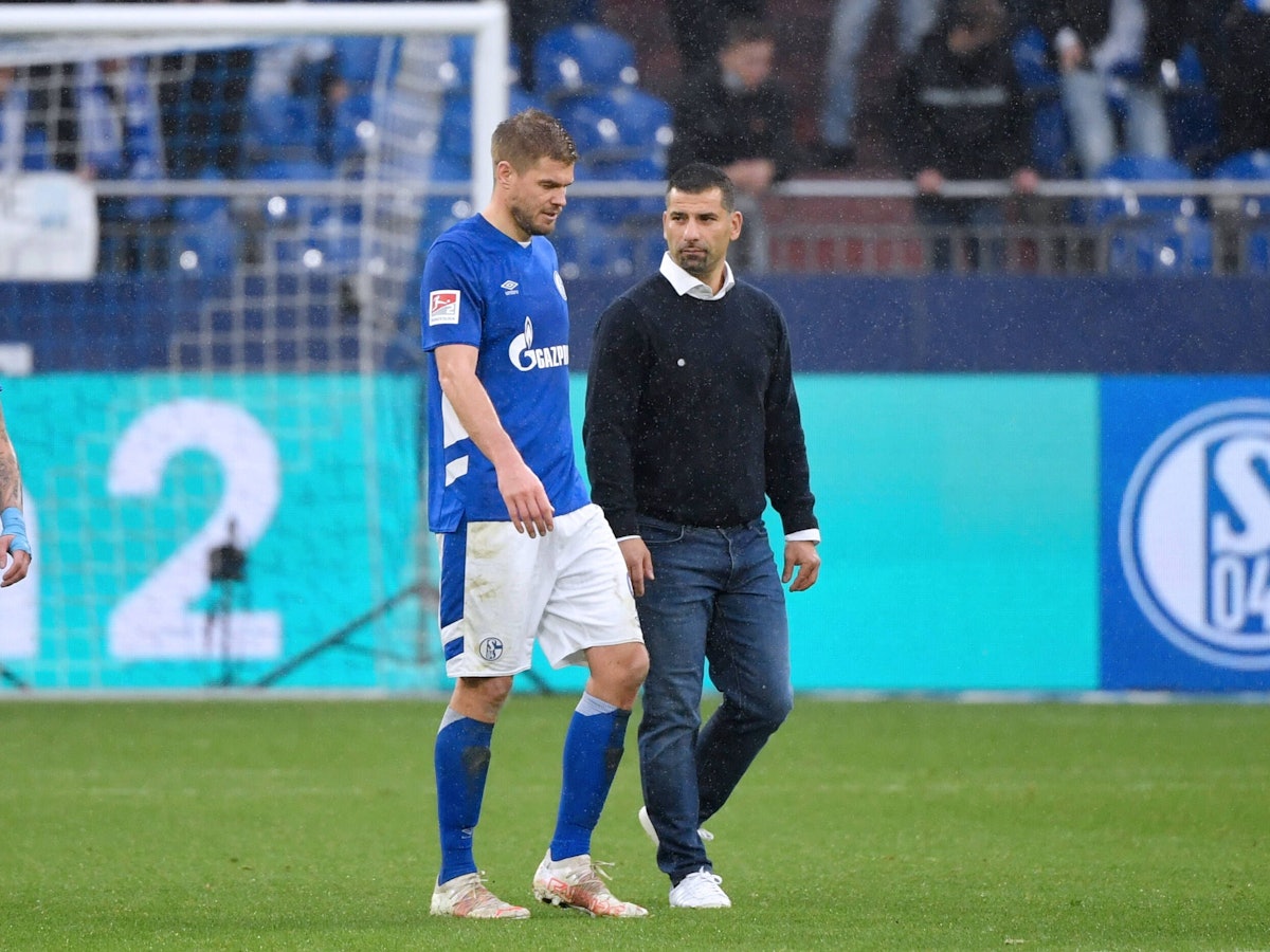 Dimitrios Grammozis zusammen mit Simon Terodde auf dem Platz.