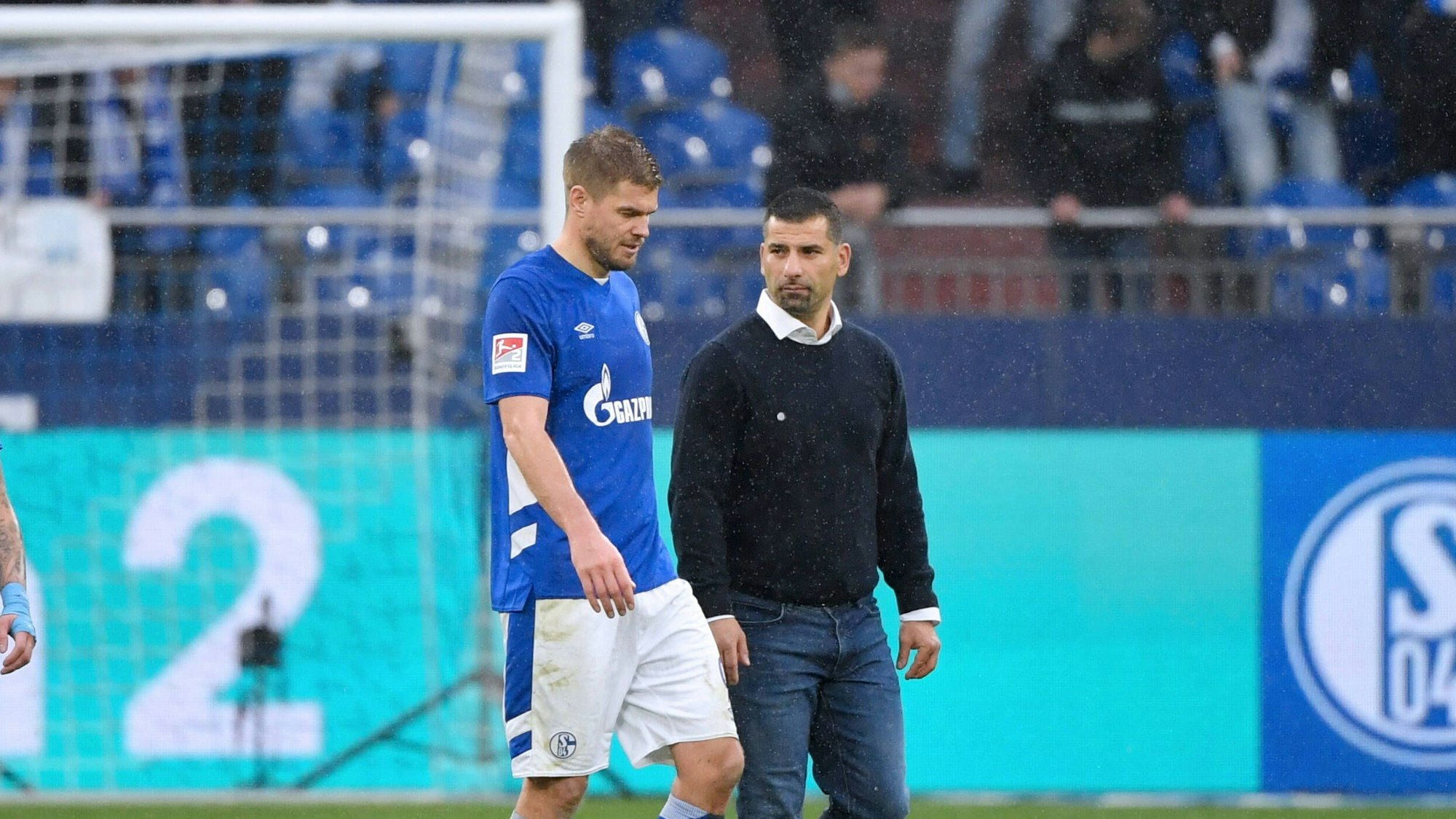 Dimitrios Grammozis zusammen mit Simon Terodde auf dem Platz.