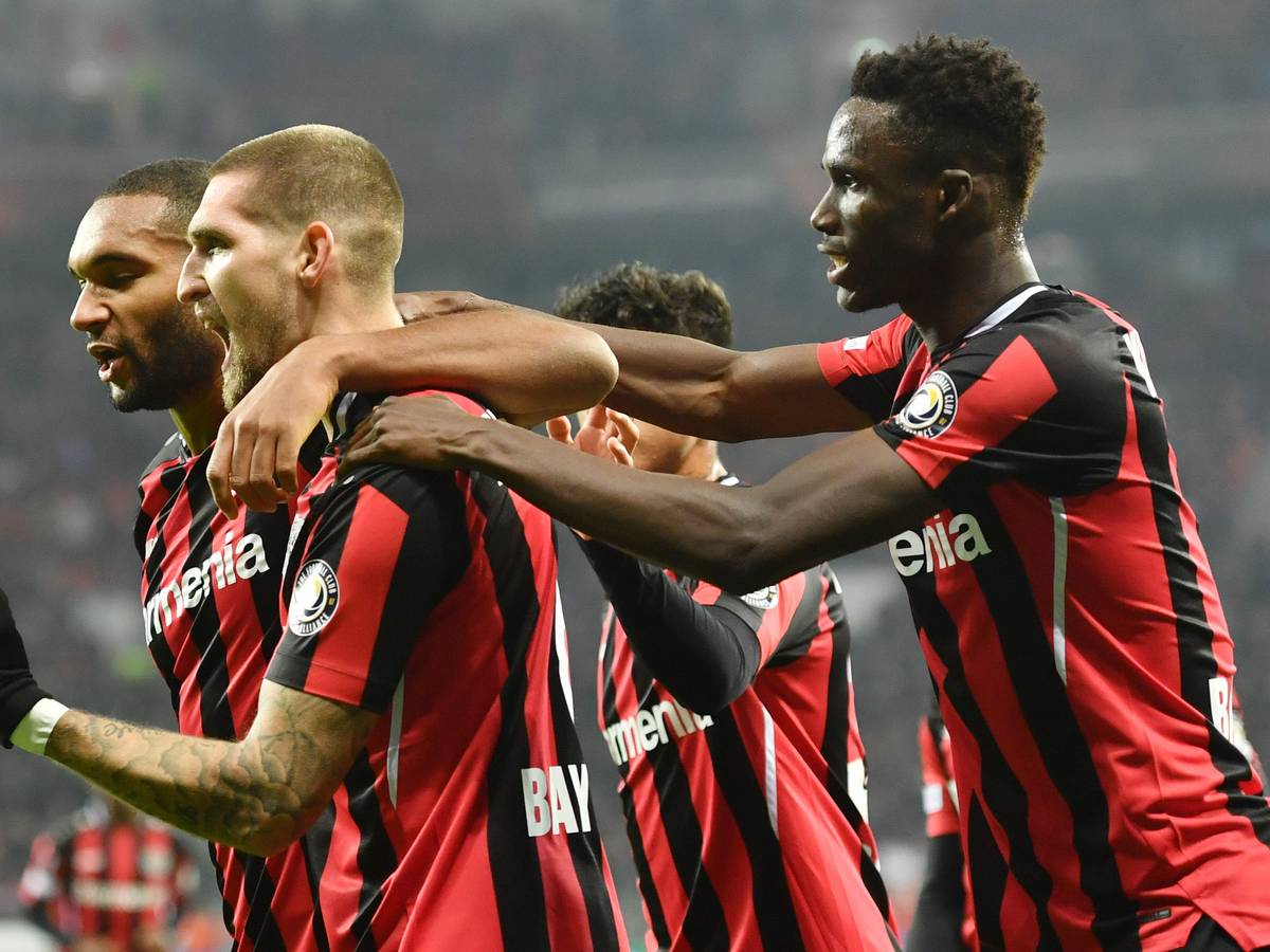Leverkusens Robert Andrich (2.v.l) jubelt nach seinem Tor zum 1:0. Links Jonathan Tah von Leverkusen.