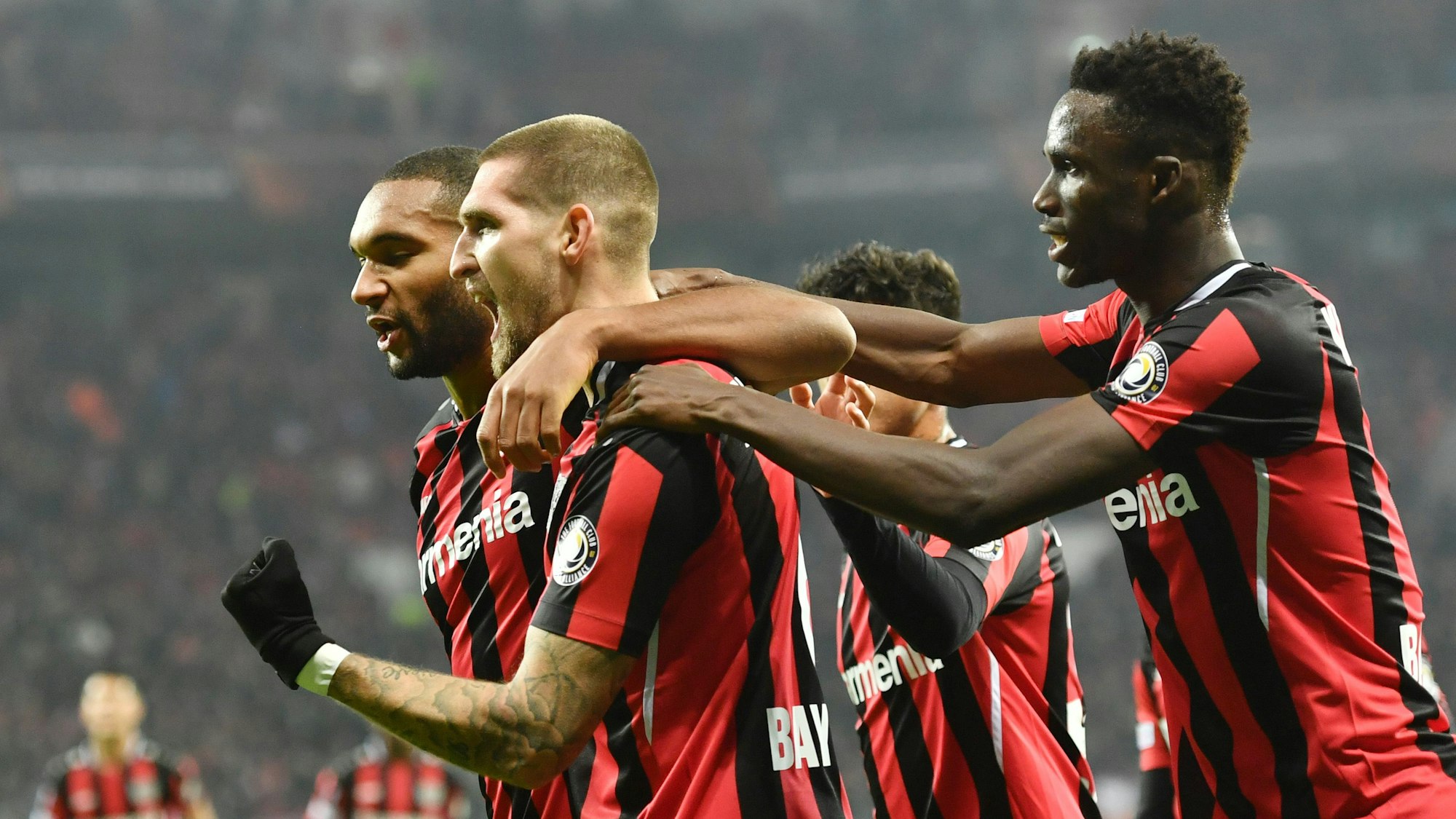 Leverkusens Robert Andrich (2.v.l) jubelt nach seinem Tor zum 1:0. Links Jonathan Tah von Leverkusen.