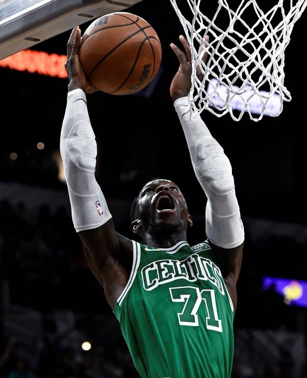 Dennis Schröder wirft im Spiel der NBA seiner Boston Celtics einen Korb.