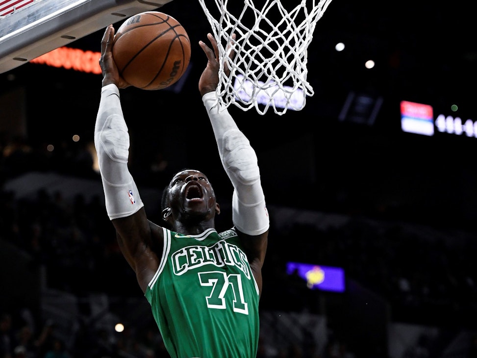 Dennis Schröder wirft im Spiel der NBA seiner Boston Celtics einen Korb.