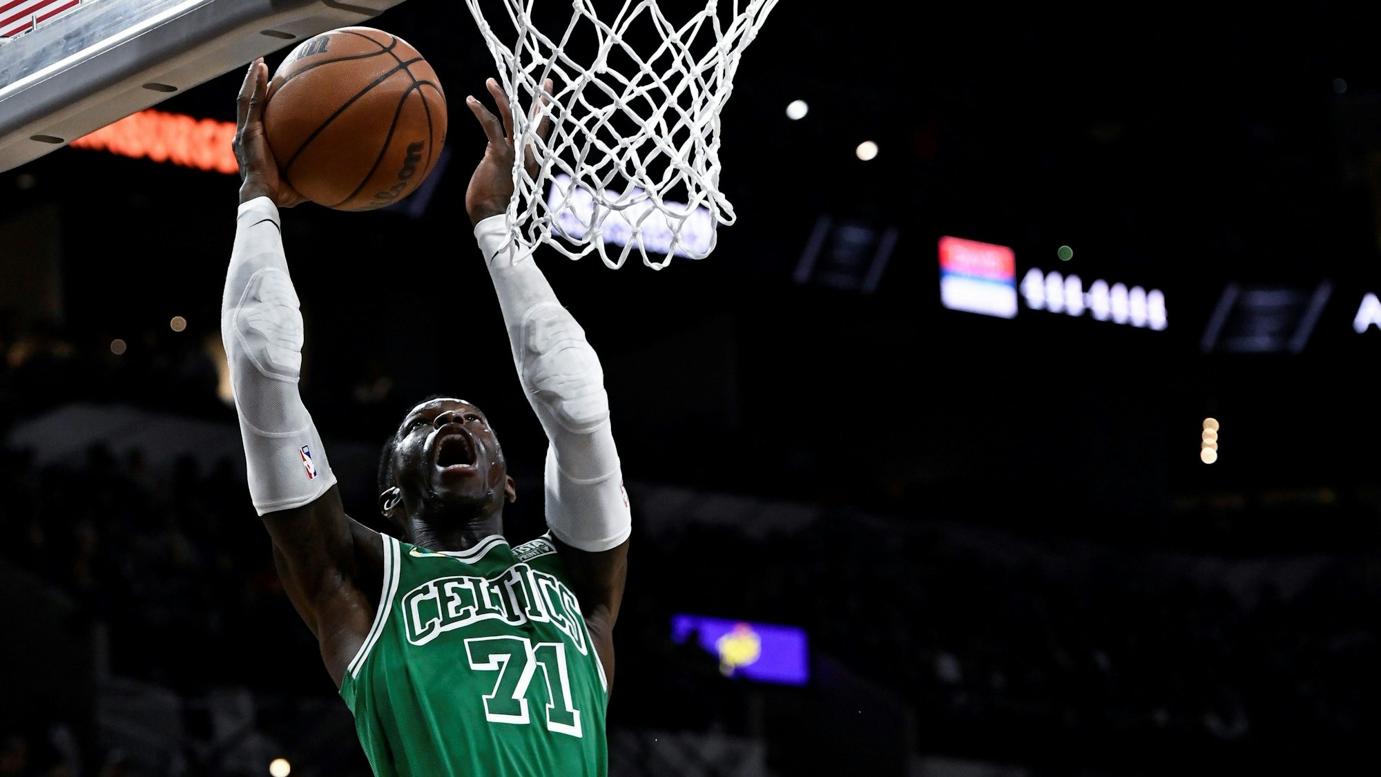 Dennis Schröder wirft im Spiel der NBA seiner Boston Celtics einen Korb.