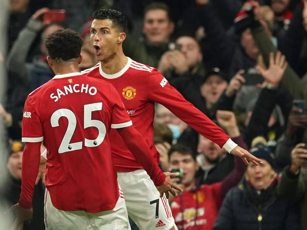 Cristiano Ronaldo jubelt mit Jadon Sancho.