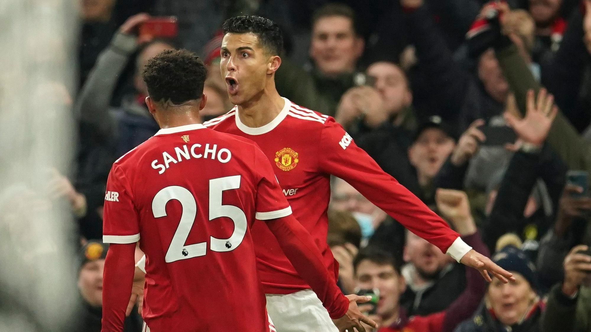 Cristiano Ronaldo jubelt mit Jadon Sancho.