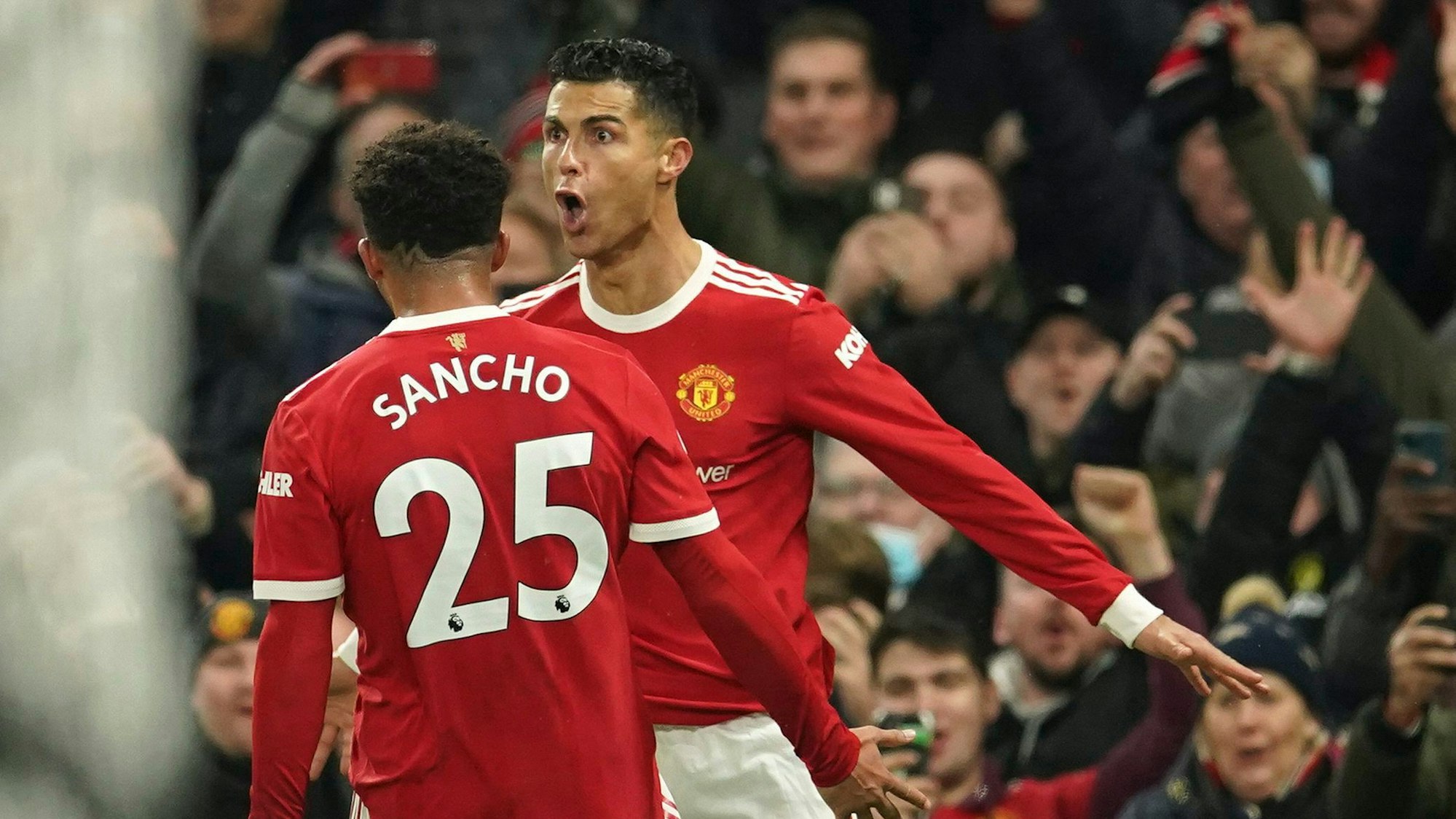 Cristiano Ronaldo jubelt mit Jadon Sancho.