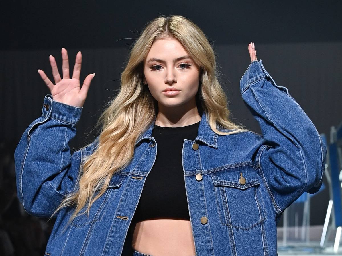 Leni Klum: Das Schöne Nachwuchs-Model kennt man eigentlich nur mit blonder Mähne. Doch nun hat sich Heidi Klums Tochter völlig verändert gezeigt. Unser Bild zeigt Leni auf der Berliner Modewoche 2021.