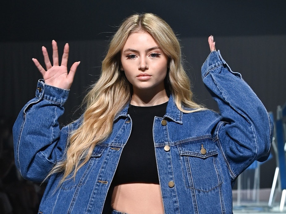 Leni Klum: Das Schöne Nachwuchs-Model kennt man eigentlich nur mit blonder Mähne. Doch nun hat sich Heidi Klums Tochter völlig verändert gezeigt. Unser Bild zeigt Leni auf der Berliner Modewoche 2021.