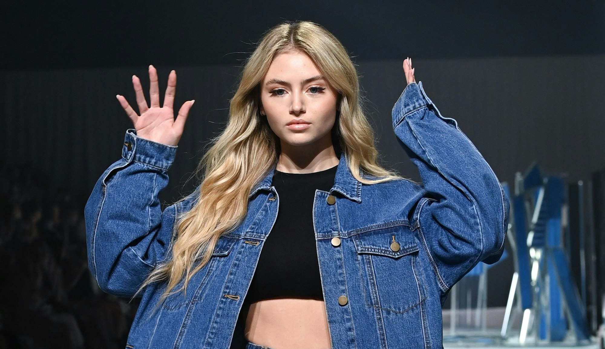 Leni Klum: Das Schöne Nachwuchs-Model kennt man eigentlich nur mit blonder Mähne. Doch nun hat sich Heidi Klums Tochter völlig verändert gezeigt. Unser Bild zeigt Leni auf der Berliner Modewoche 2021.