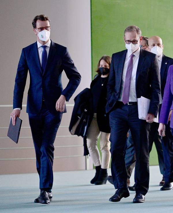 Hendrick Wüst (CDU,l-r), Ministerpräsident von Nordrhein-Westfalen, Michael Müller (SPD), Regierender Bürgermeister von Berlin, die geschäftsführende Bundeskanzlerin Angela Merkel (CDU) und Olaf Scholz (SPD), SPD-Kanzlerkandidat und Bundesminister der Finanzen, kommen nach der Ministerpräsidentenkonferenz mit Scholz und Merkel zur Corona Pandemie im Bundeskanzleramt zu einer Pressekonferenz. +++ dpa-Bildfunk +++