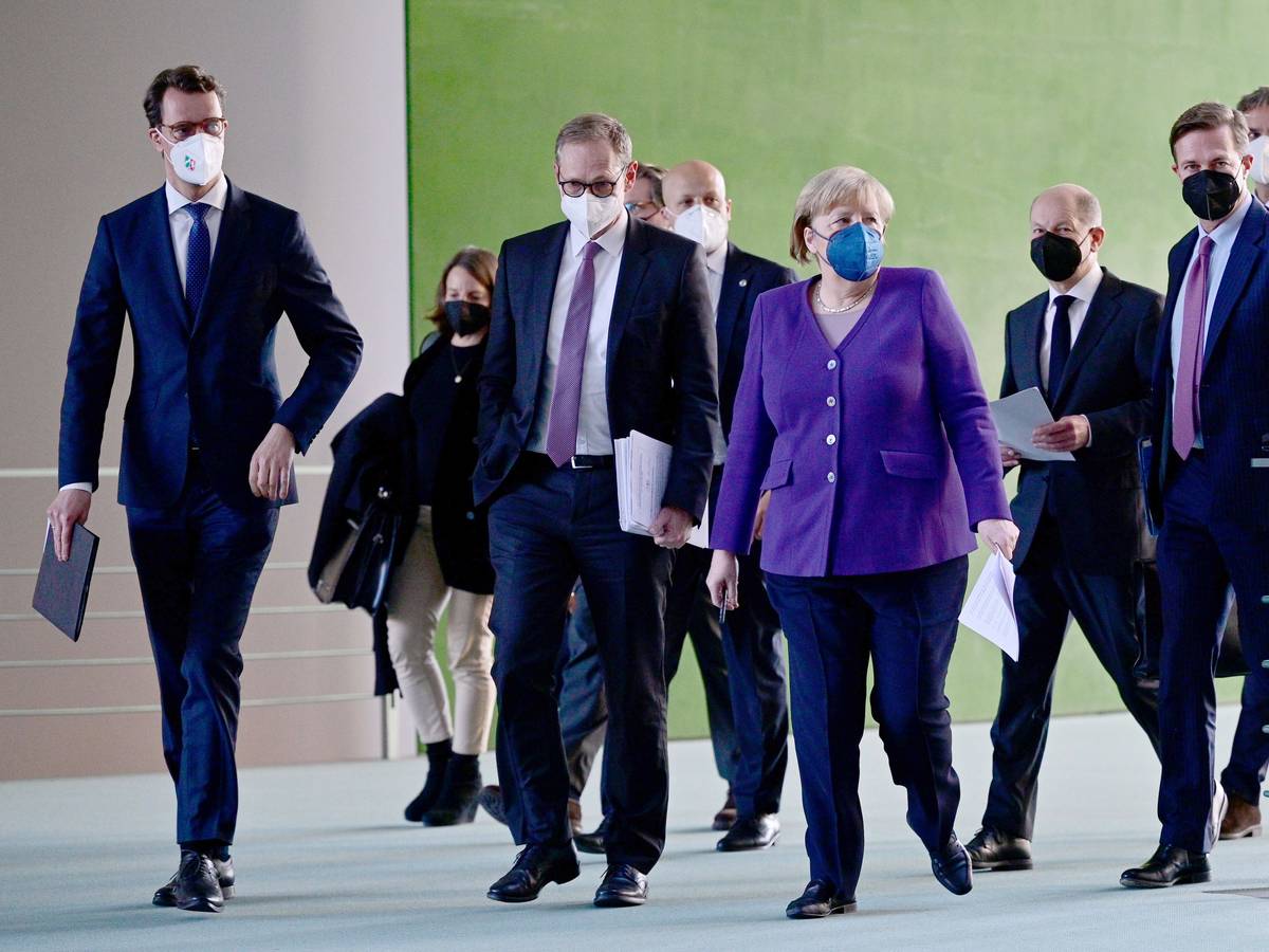 Hendrick Wüst (CDU,l-r), Ministerpräsident von Nordrhein-Westfalen, Michael Müller (SPD), Regierender Bürgermeister von Berlin, die geschäftsführende Bundeskanzlerin Angela Merkel (CDU) und Olaf Scholz (SPD), SPD-Kanzlerkandidat und Bundesminister der Finanzen, kommen nach der Ministerpräsidentenkonferenz mit Scholz und Merkel zur Corona Pandemie im Bundeskanzleramt zu einer Pressekonferenz. +++ dpa-Bildfunk +++
