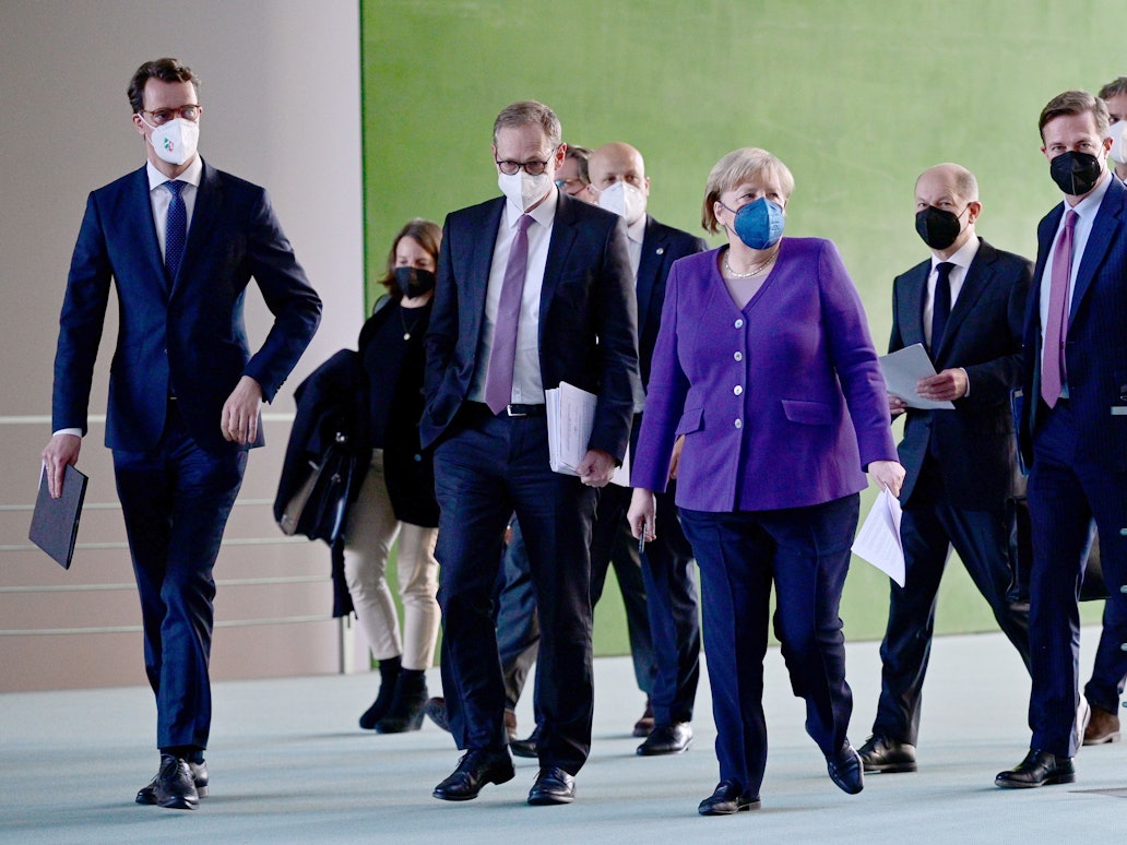 Hendrick Wüst (CDU,l-r), Ministerpräsident von Nordrhein-Westfalen, Michael Müller (SPD), Regierender Bürgermeister von Berlin, die geschäftsführende Bundeskanzlerin Angela Merkel (CDU) und Olaf Scholz (SPD), SPD-Kanzlerkandidat und Bundesminister der Finanzen, kommen nach der Ministerpräsidentenkonferenz mit Scholz und Merkel zur Corona Pandemie im Bundeskanzleramt zu einer Pressekonferenz. +++ dpa-Bildfunk +++