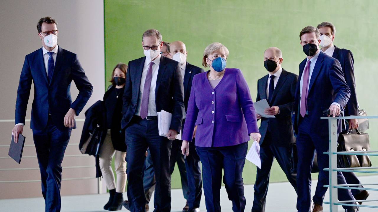 Hendrick Wüst (CDU,l-r), Ministerpräsident von Nordrhein-Westfalen, Michael Müller (SPD), Regierender Bürgermeister von Berlin, die geschäftsführende Bundeskanzlerin Angela Merkel (CDU) und Olaf Scholz (SPD), SPD-Kanzlerkandidat und Bundesminister der Finanzen, kommen nach der Ministerpräsidentenkonferenz mit Scholz und Merkel zur Corona Pandemie im Bundeskanzleramt zu einer Pressekonferenz. +++ dpa-Bildfunk +++