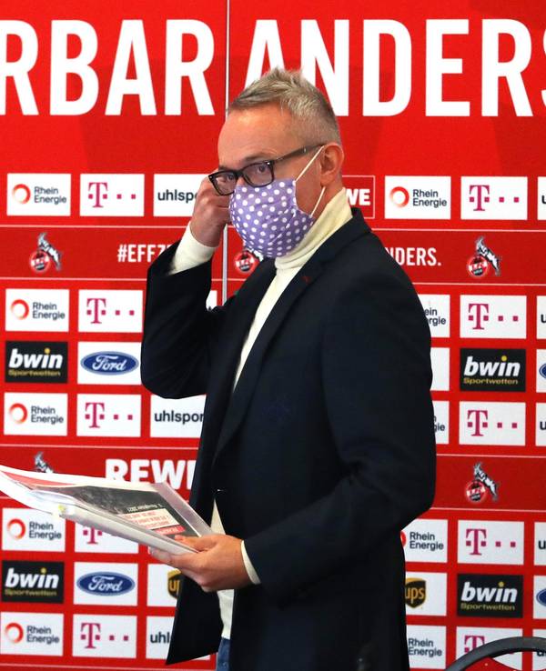 Alexander Wehrle kommt zu einer Pressekonferenz des 1. FC Köln.