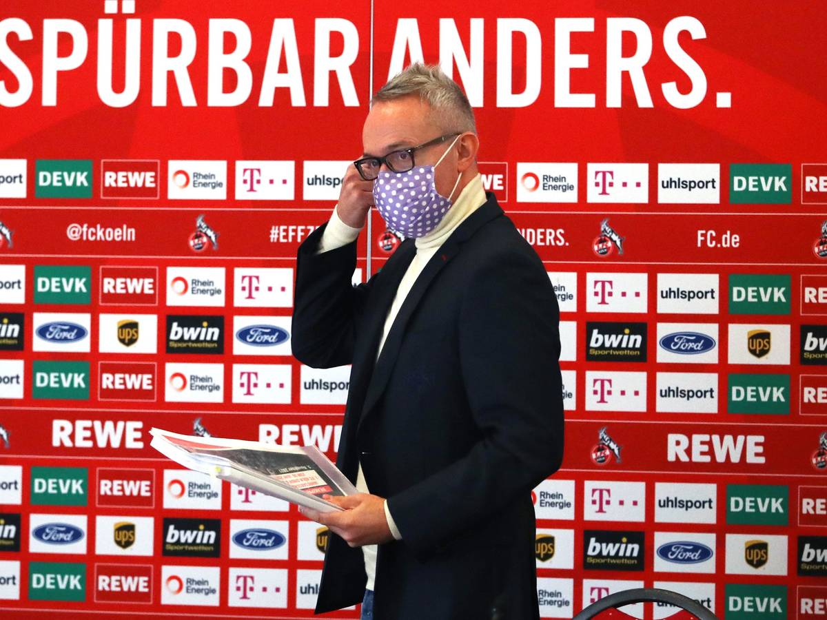 Alexander Wehrle kommt zu einer Pressekonferenz des 1. FC Köln.