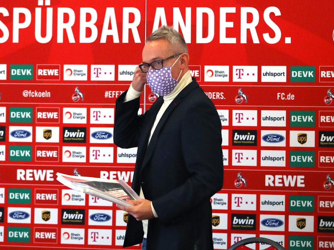 Alexander Wehrle kommt zu einer Pressekonferenz des 1. FC Köln.
