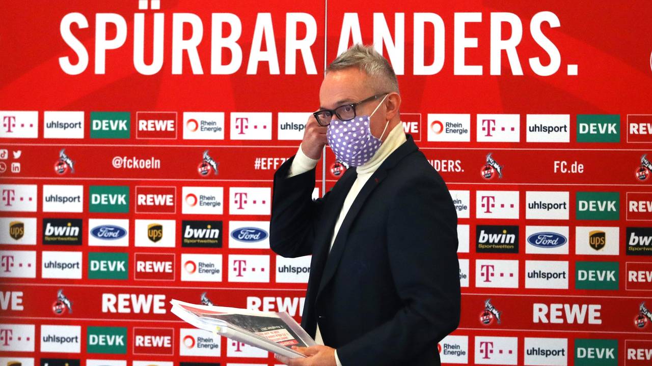 Alexander Wehrle kommt zu einer Pressekonferenz des 1. FC Köln.