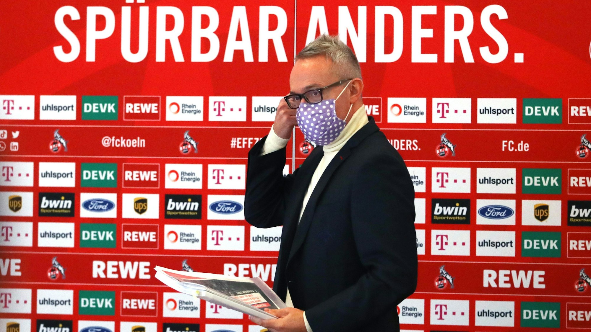 Alexander Wehrle kommt zu einer Pressekonferenz des 1. FC Köln.