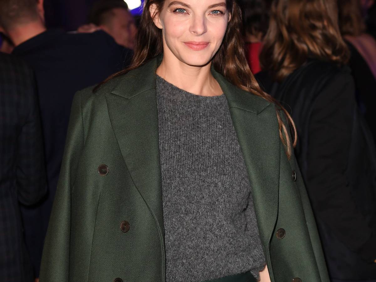 Sängerin Yvonne Catterfeld lächelt am 21. Februar 2020 bei einer Party der 70. Berlinale in die Kamera.