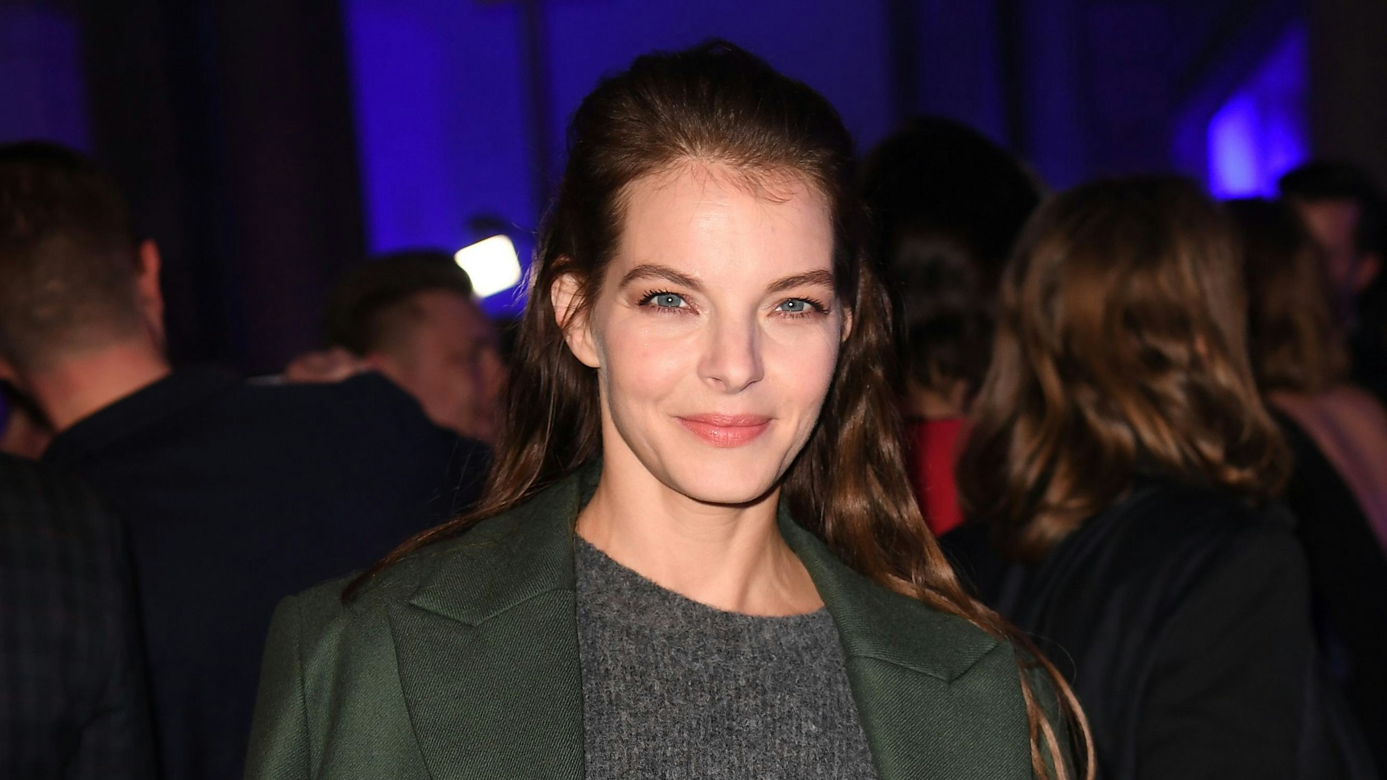 Sängerin Yvonne Catterfeld lächelt am 21. Februar 2020 bei einer Party der 70. Berlinale in die Kamera.