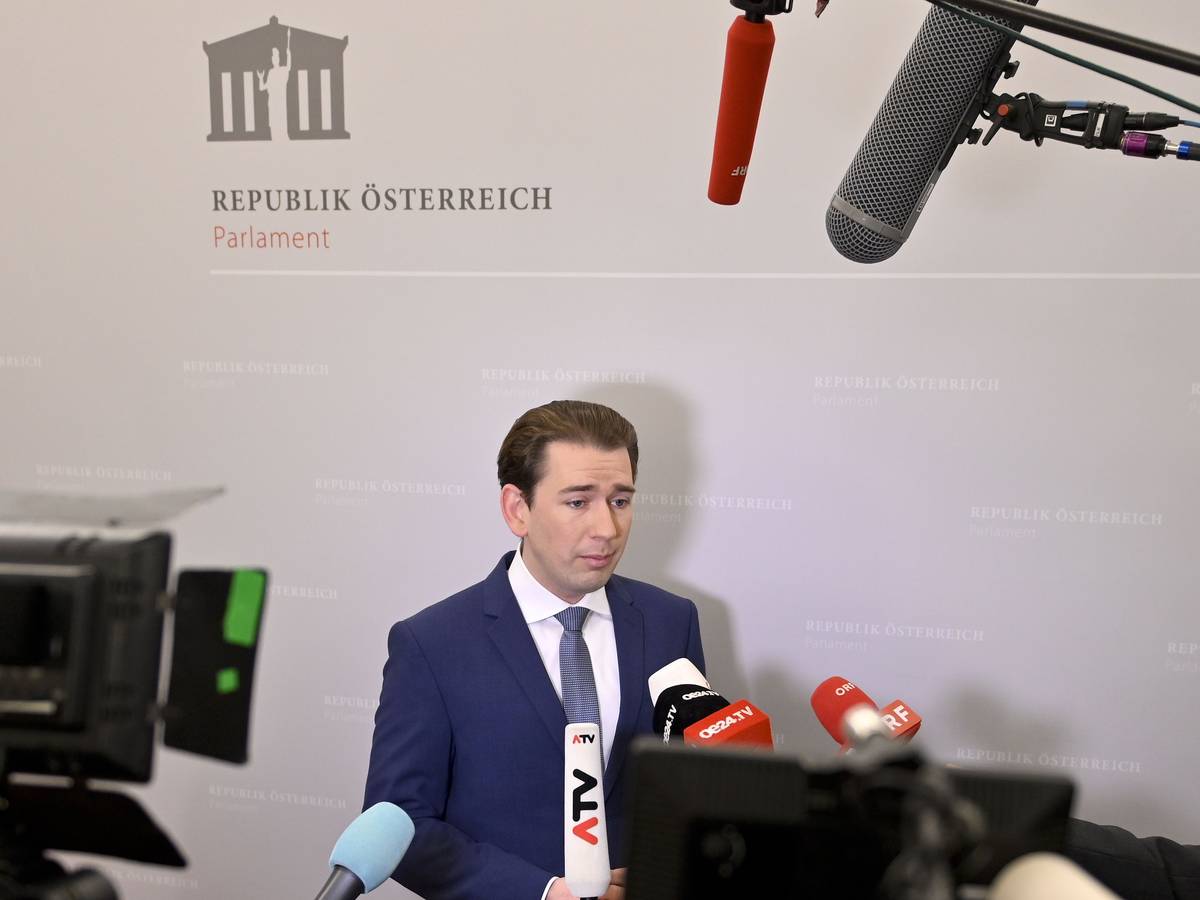 Sebastian Kurz, ÖVP-Fraktionschef und Ex-Kanzler Österreichs, spricht im Rahmen einer Sondersitzung des Nationalrats zu Journalisten. Das österreichische Parlament hat die Aufhebung der rechtlichen Immunität von Ex-Kanzlers Sebastian Kurz eingeleitet.