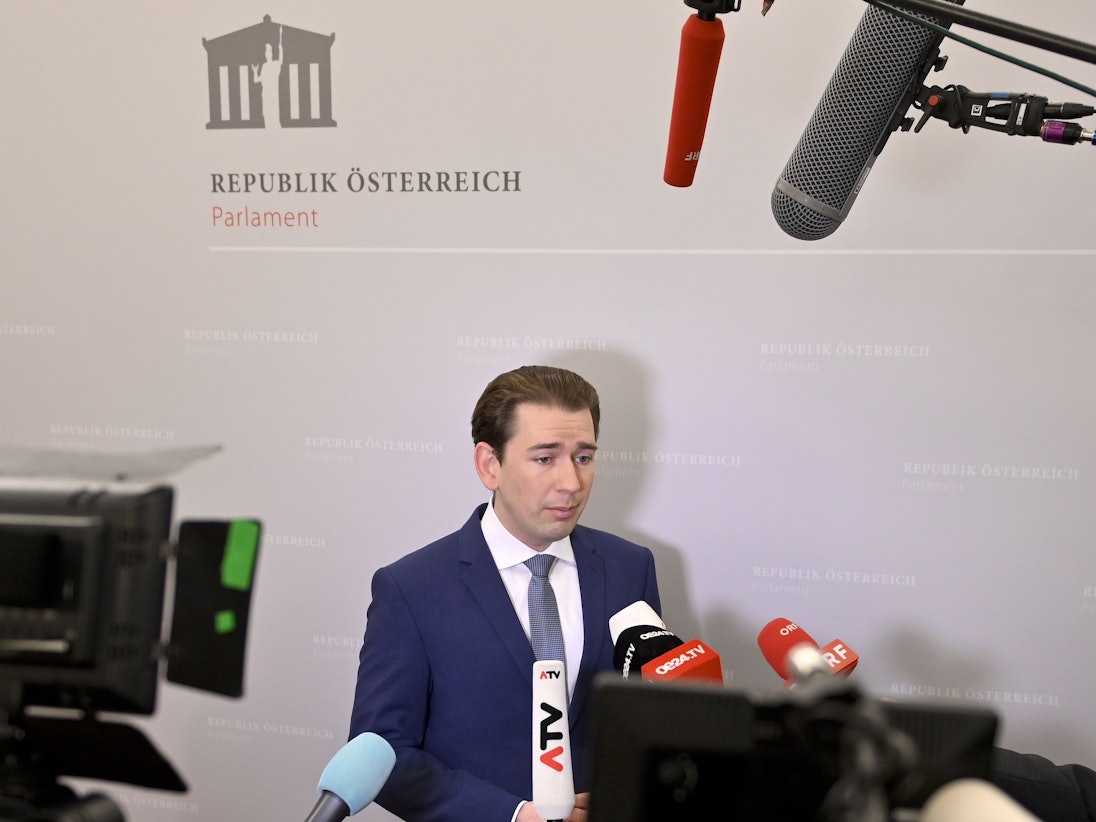Sebastian Kurz, ÖVP-Fraktionschef und Ex-Kanzler Österreichs, spricht im Rahmen einer Sondersitzung des Nationalrats zu Journalisten. Das österreichische Parlament hat die Aufhebung der rechtlichen Immunität von Ex-Kanzlers Sebastian Kurz eingeleitet.