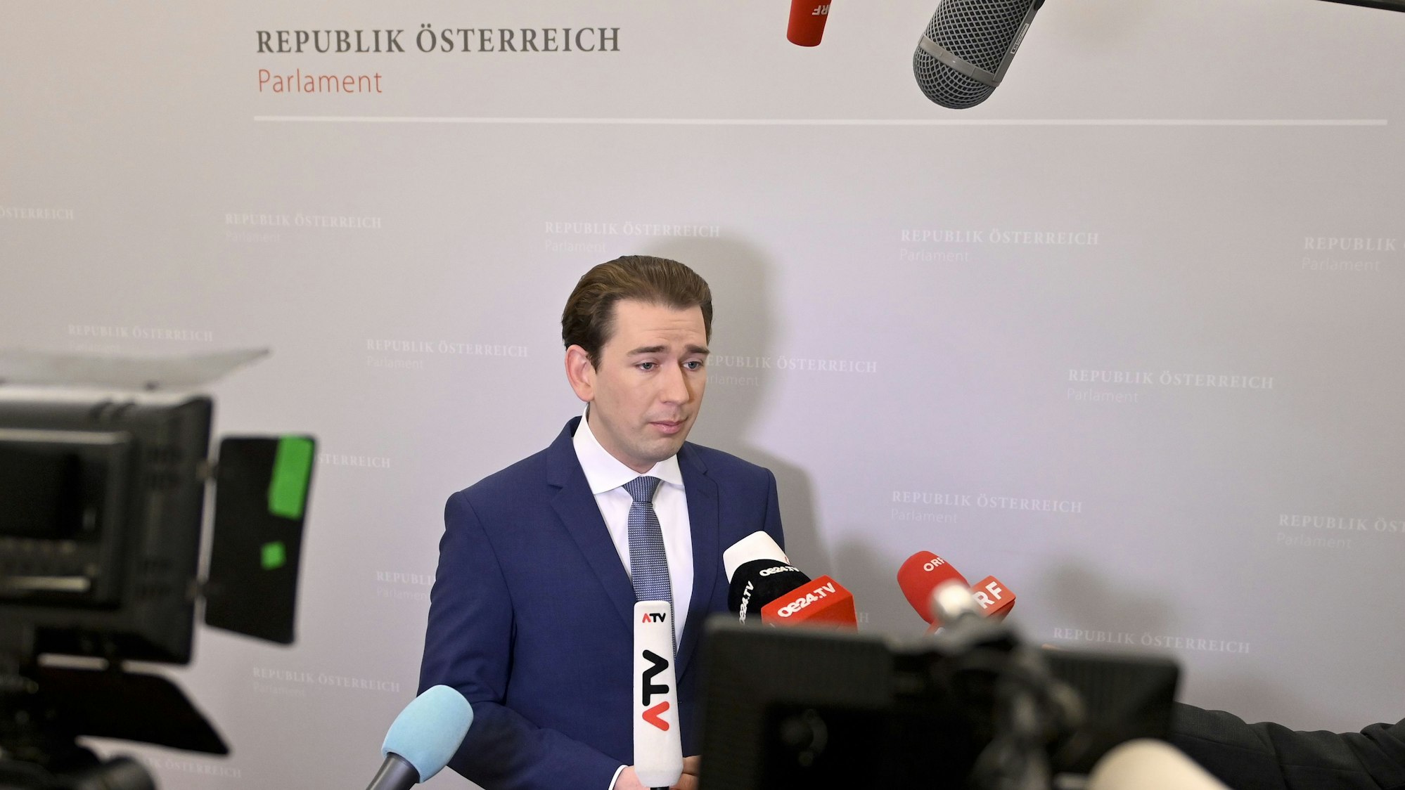 Sebastian Kurz, ÖVP-Fraktionschef und Ex-Kanzler Österreichs, spricht im Rahmen einer Sondersitzung des Nationalrats zu Journalisten. Das österreichische Parlament hat die Aufhebung der rechtlichen Immunität von Ex-Kanzlers Sebastian Kurz eingeleitet.