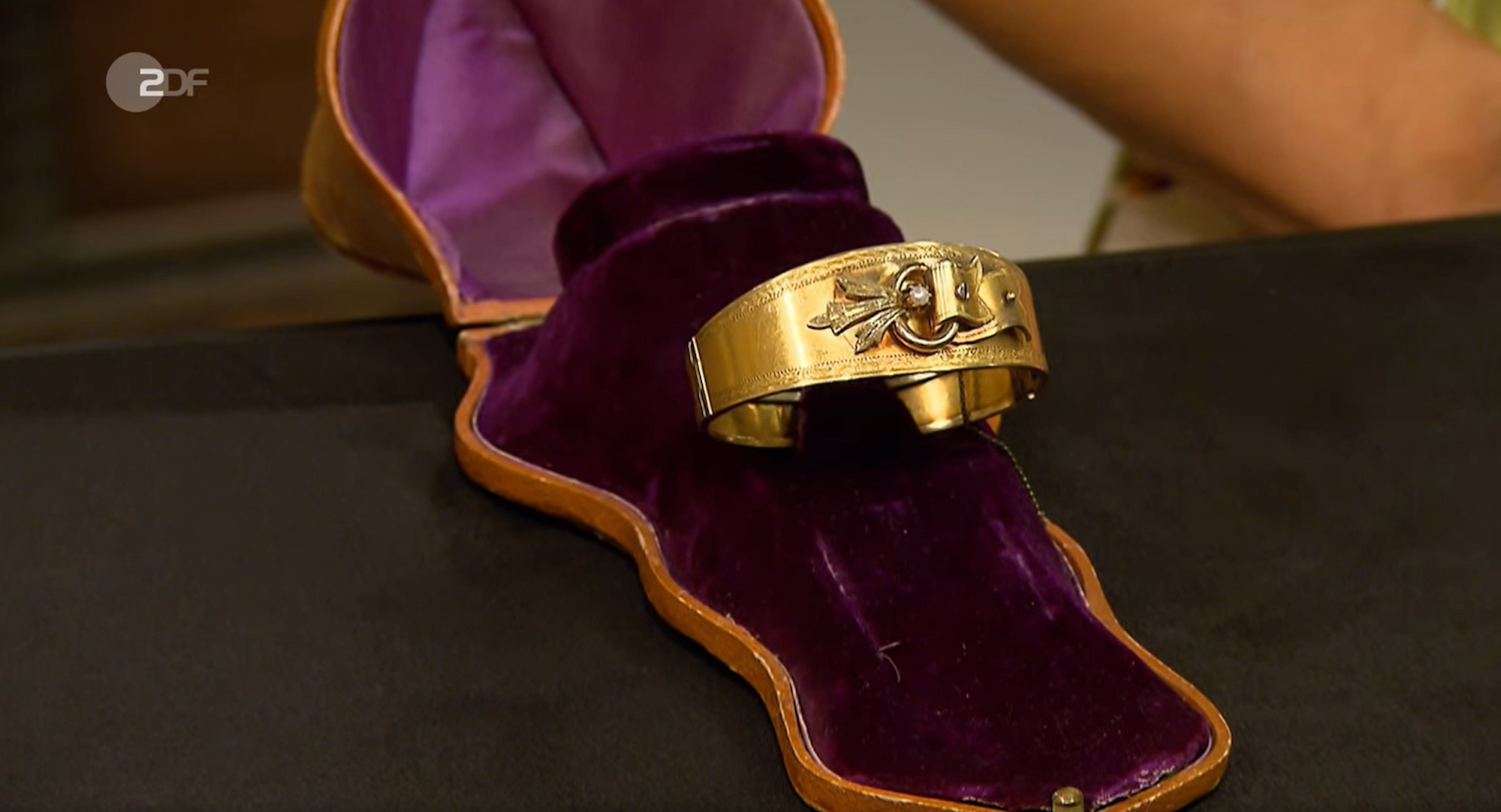Ein Screenshot aus der ZDF-Sendung „Bares für Rares“ vom 2. Dezember 2021 zeigt einen goldenen Armreif.