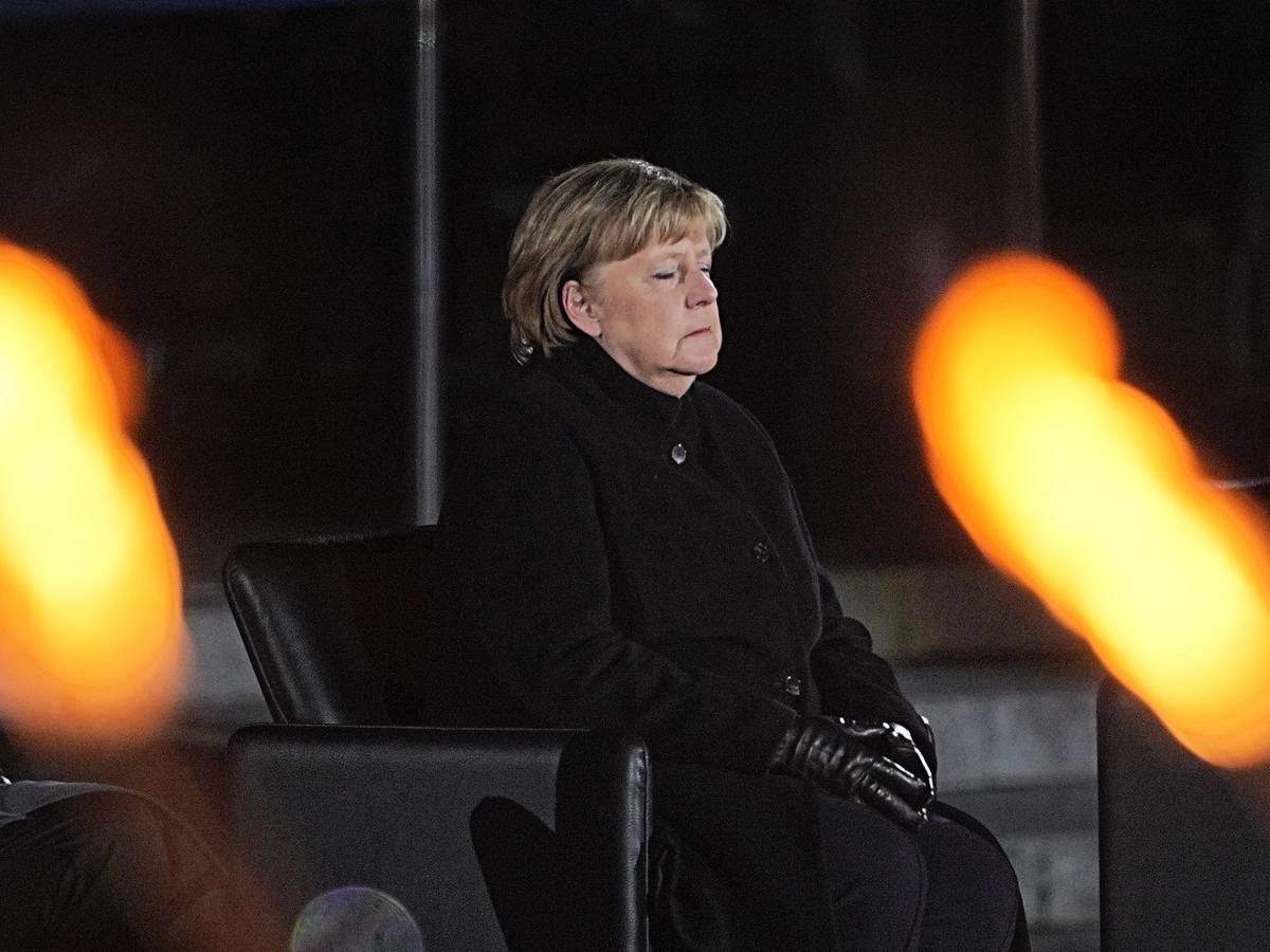 Die scheidende Bundeskanzlerin Angela Merkel (CDU) sitzt während der Verabschiedung beim Großen Zapfenstreich am 3. Dezember im Sessel und lauscht der Musik. Ihre Geste, die während der Zeremonie zu sehen war, ging im Netz viral.