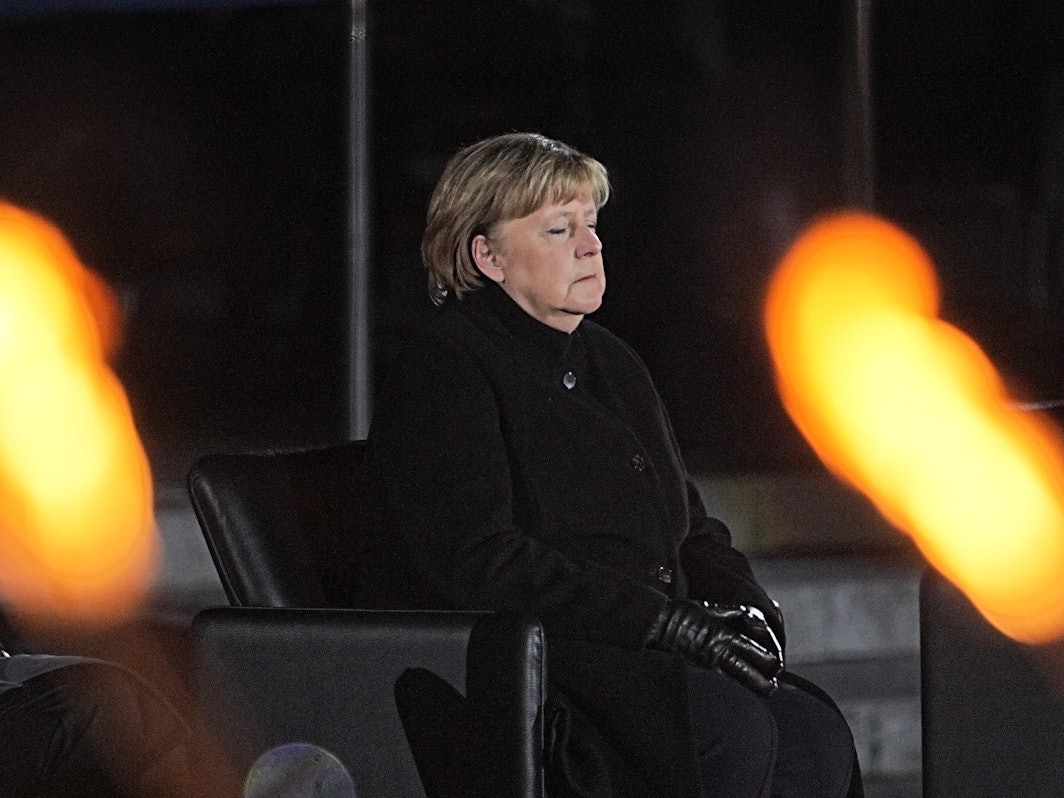Die scheidende Bundeskanzlerin Angela Merkel (CDU) sitzt während der Verabschiedung beim Großen Zapfenstreich am 3. Dezember im Sessel und lauscht der Musik. Ihre Geste, die während der Zeremonie zu sehen war, ging im Netz viral.
