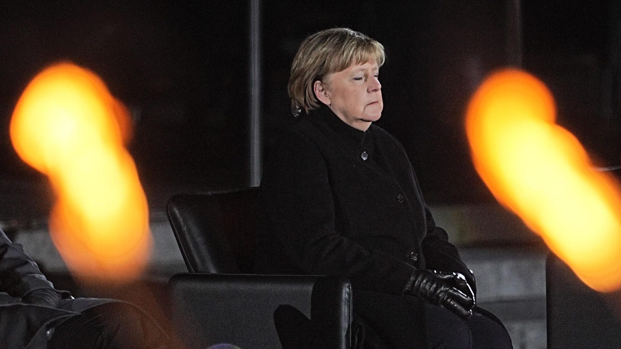 Die scheidende Bundeskanzlerin Angela Merkel (CDU) sitzt während der Verabschiedung beim Großen Zapfenstreich am 3. Dezember im Sessel und lauscht der Musik. Ihre Geste, die während der Zeremonie zu sehen war, ging im Netz viral.