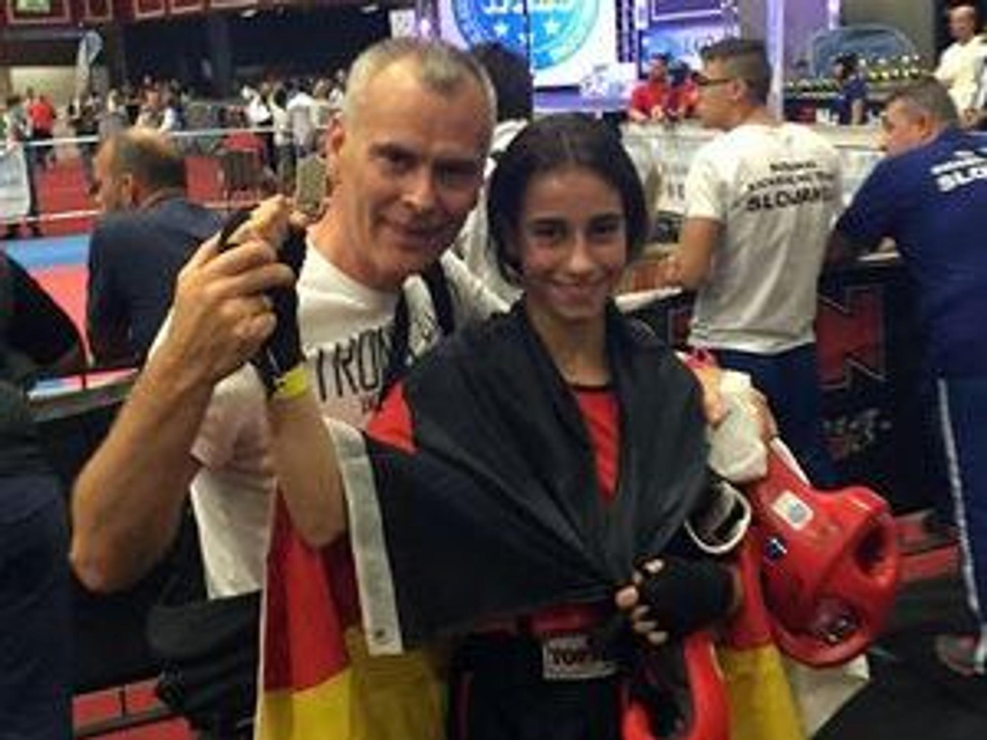 Die Kölner Kickboxerin Sila Roderburg (18), amtierende Deutsche Meisterin, träumt von einer Teilnahme bei den Olympischen Spielen. Hier mit ihrem Trainer Ali Yalcin vom Kampfsportcenter Köln.
Fotos: Kampfsportcenter Köln