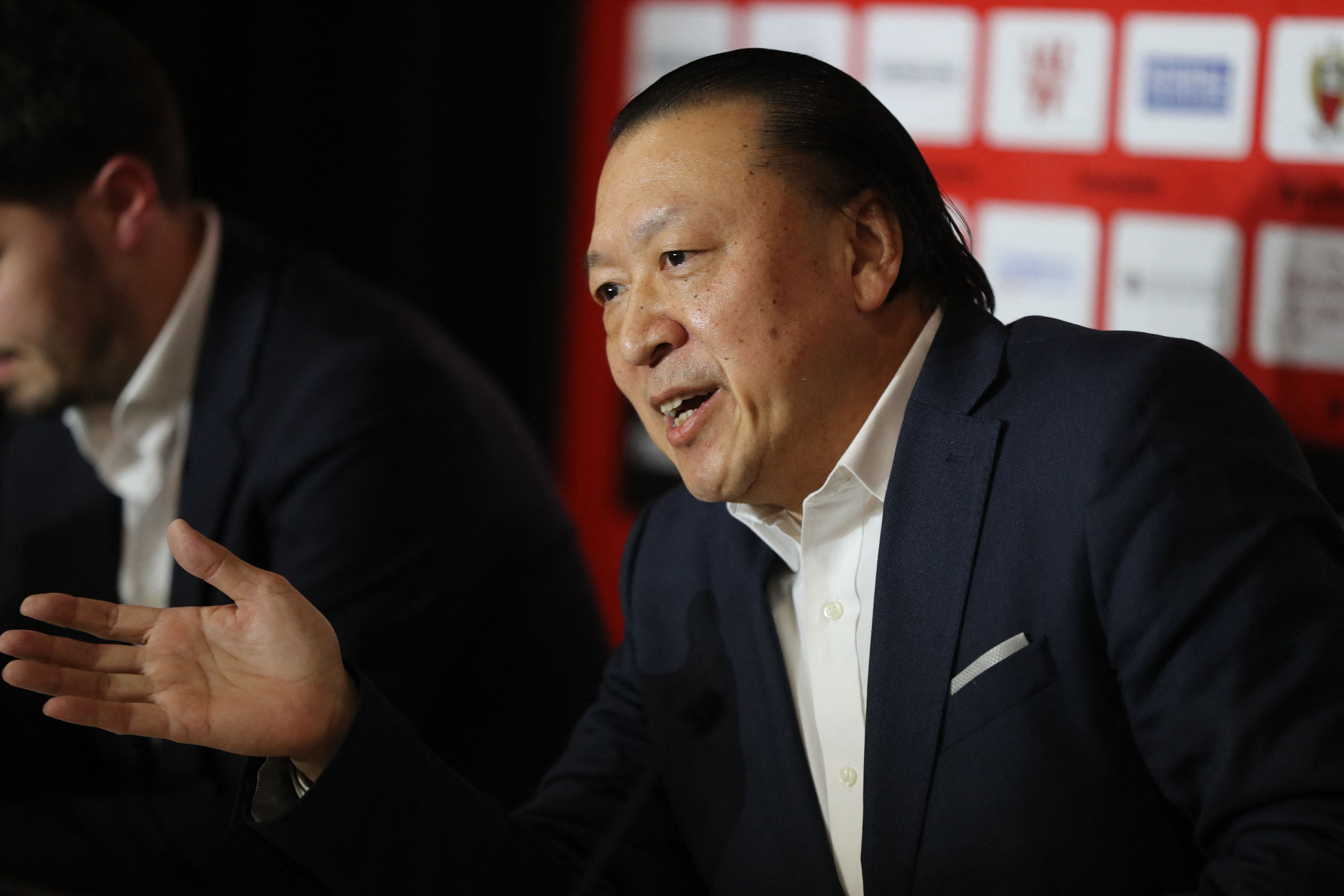 Chien Lee gestikuliert auf einer Pressekonferenz