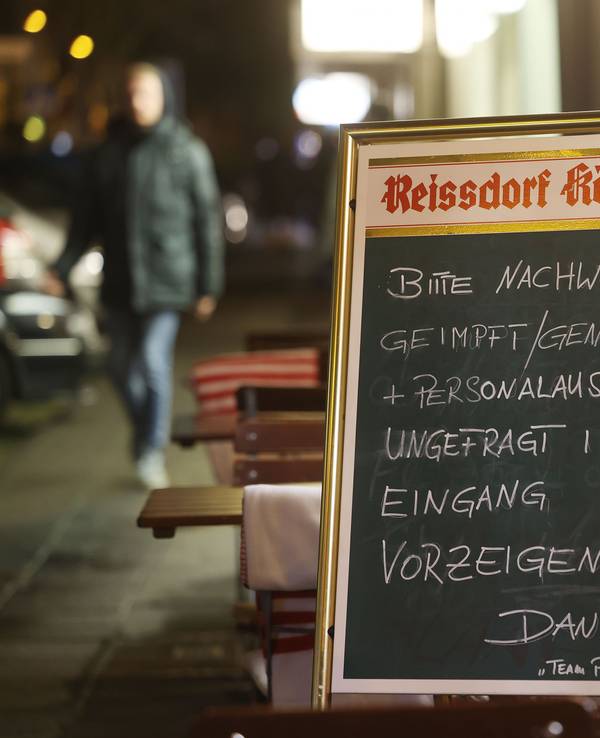 Köln: Ein Schild, das auf die 2G-Regel hinweist, steht vor einer Gaststätte.