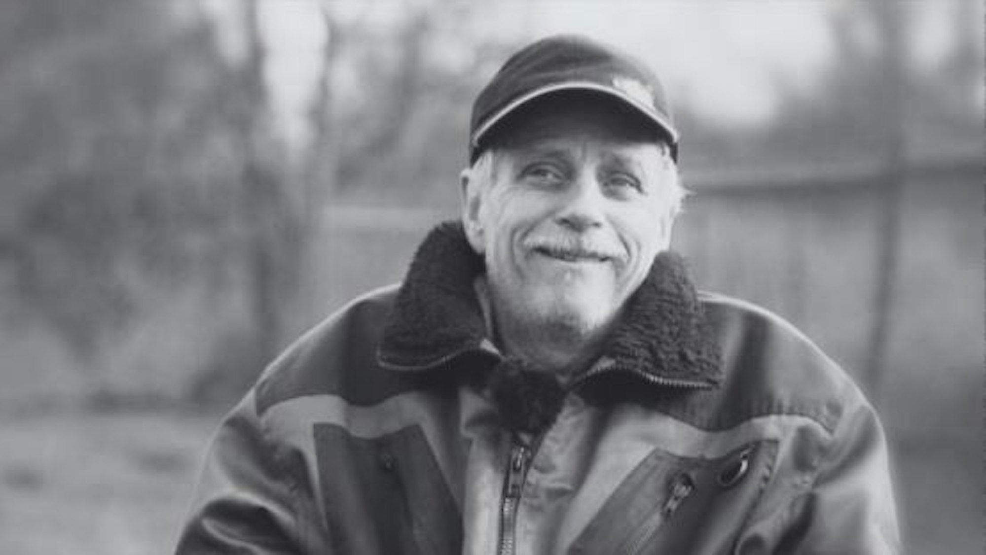 Andreas Kowalski aus der RTLZWEI-Sozialdoku „Hartz und herzlich“ ist im Alter von 63 Jahren gestorben. Mit diesem Foto verabschiedete sich am 2. Dezember 2021 das Produktionsteam bei Instagram.