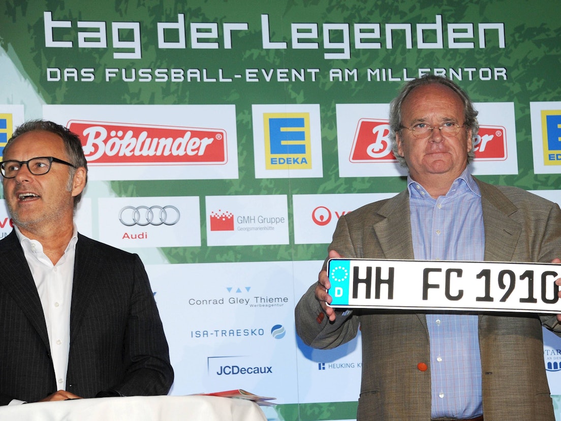 Reinhold Beckmann (Initiator NestWerk und Tag der Legenden) und Christian Hinzpeter (Vorstand NESTWERK e.V) und das zu versteigernde Nummernschild (FC-St. Pauli Gründungsjahr).