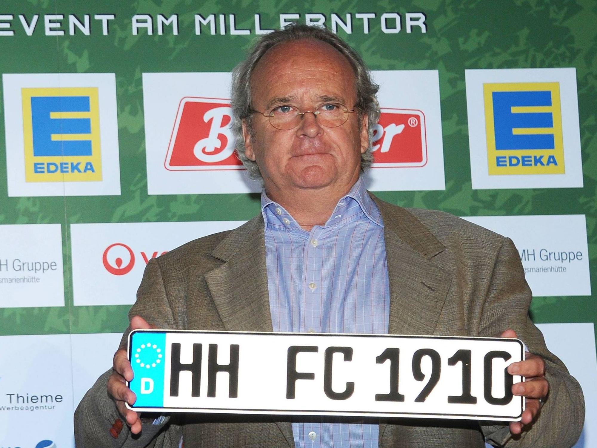 Reinhold Beckmann (Initiator NestWerk und Tag der Legenden) und Christian Hinzpeter (Vorstand NESTWERK e.V) und das zu versteigernde Nummernschild (FC-St. Pauli Gründungsjahr).