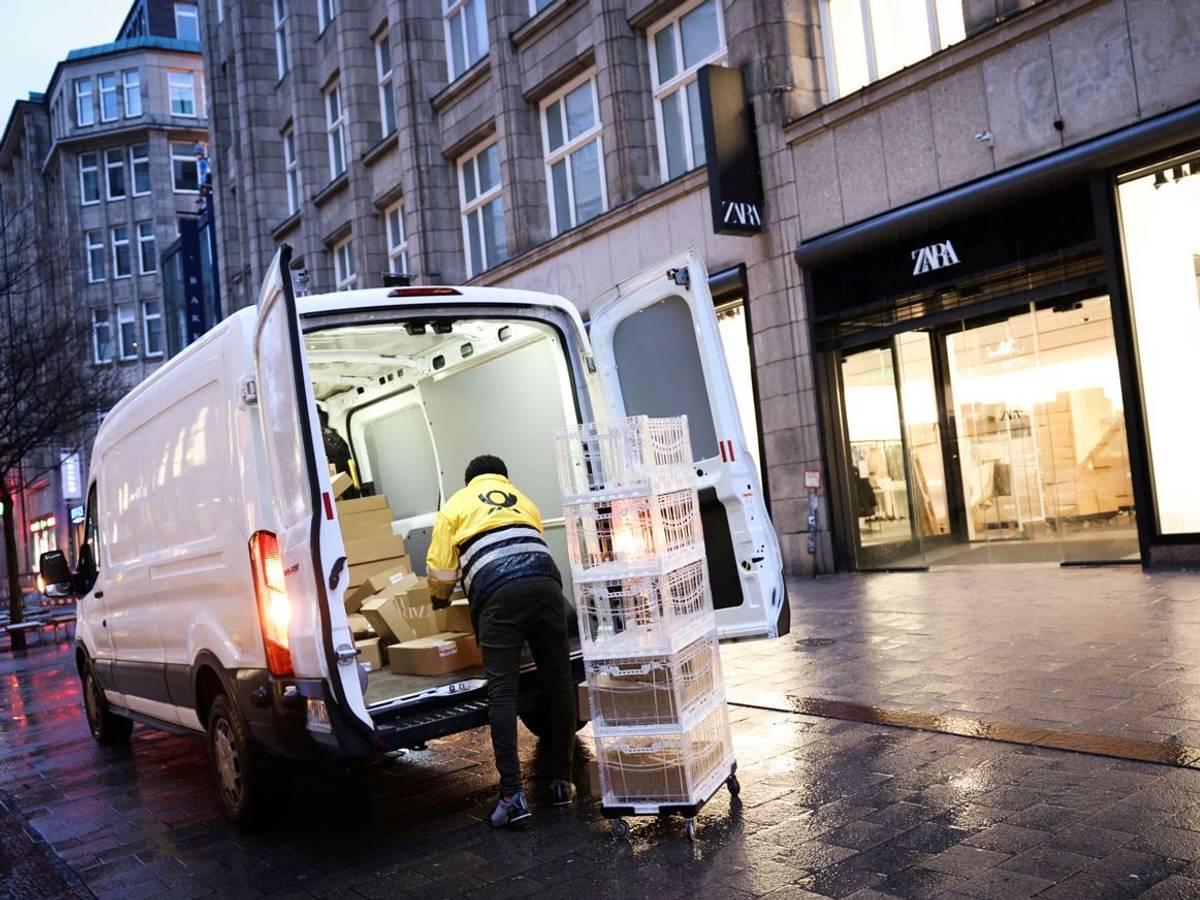 Hamburg: Ein Paketbote der Deutschen Post holt zahlreiche Pakete aus einer Filiale der Modekette Zara in der Innenstadt.