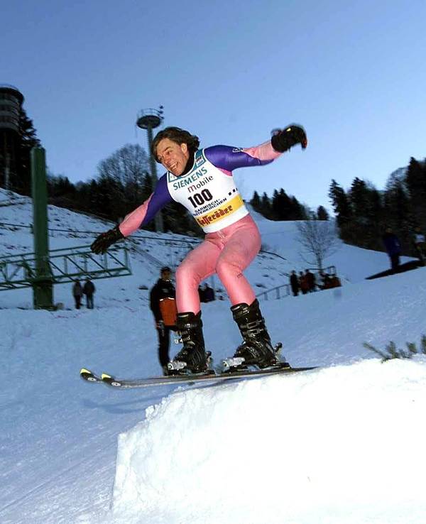 Jürgen Drews 2002 bei einem Skisprung-Lehrgang. Drews zeigte damals ungeahnte sportliche Talente und erzielte an der Übungsschanze stolze 7 Meter Flugweite.