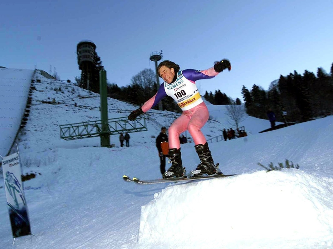 Jürgen Drews 2002 bei einem Skisprung-Lehrgang. Drews zeigte damals ungeahnte sportliche Talente und erzielte an der Übungsschanze stolze 7 Meter Flugweite.