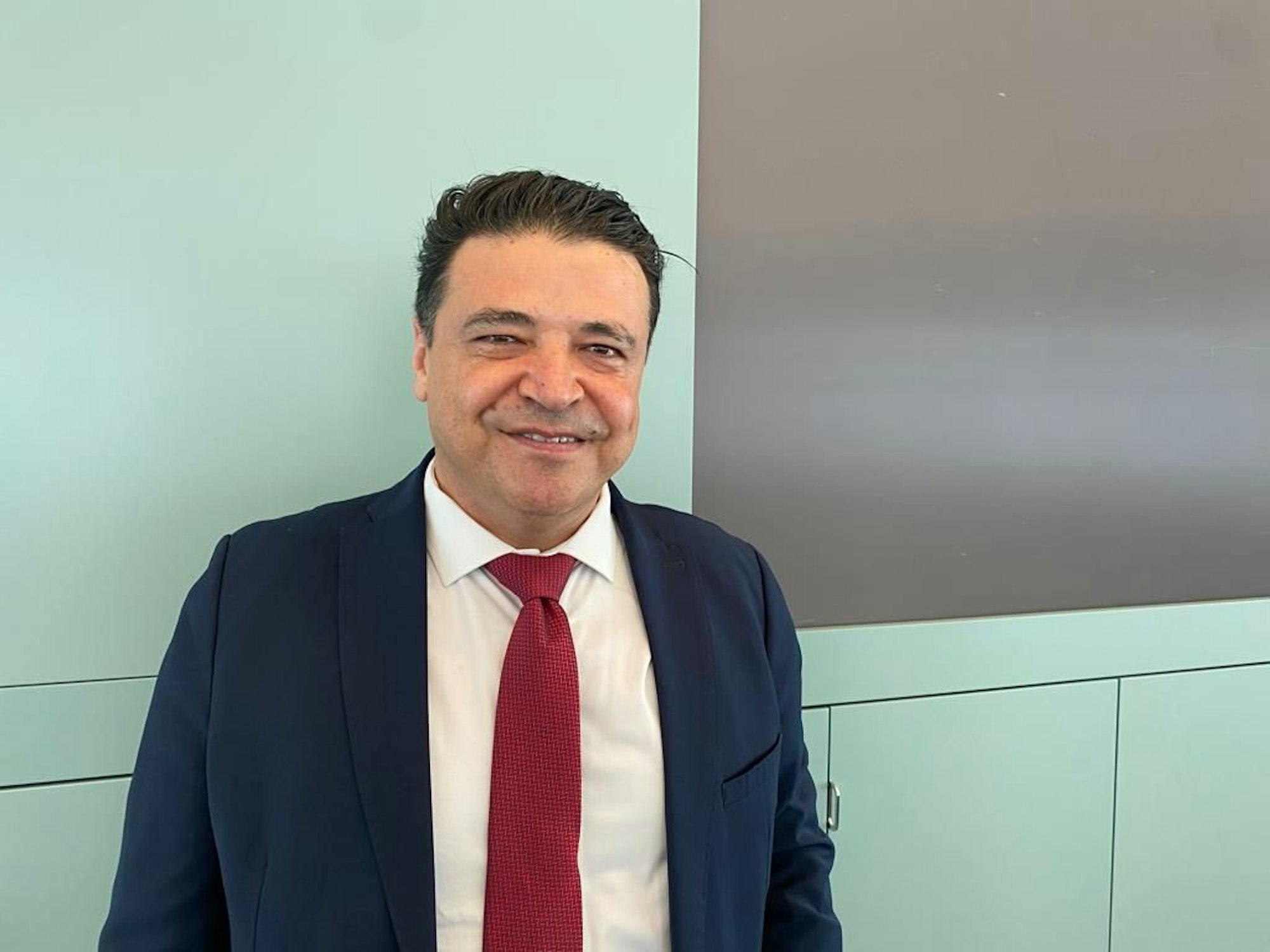 Rechtsanwalt Abdullah Emili schaut in die Kamera.