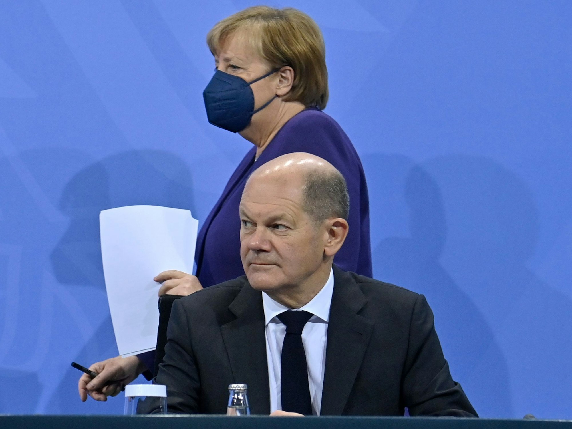 Die geschäftsführende Bundeskanzlerin Angela Merkel (CDU) und Olaf Scholz (SPD), SPD-Kanzlerkandidat und Bundesminister der Finanzen, geben nach der Ministerpräsidentenkonferenz mit Scholz und Merkel zur Corona Pandemie im Bundeskanzleramt eine Pressekonferenz.