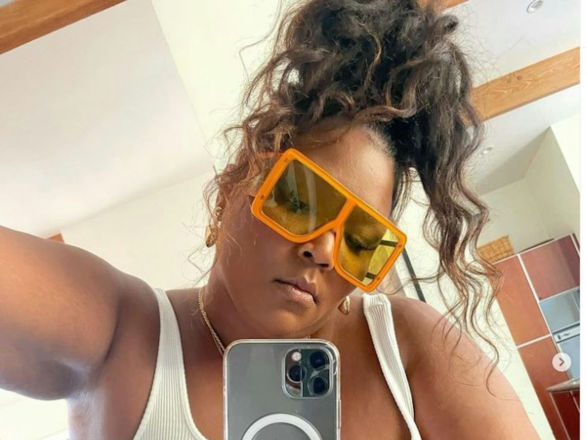 US-Sängerin Lizzo macht ein entspanntes Selfie vor einem Spiegel.
