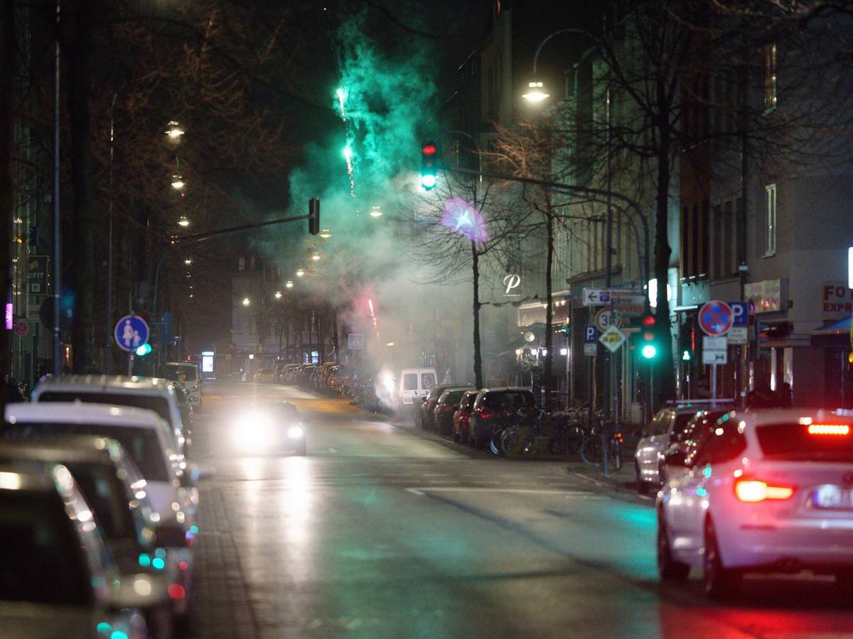 Nur vereinzelt ist am Silvesterabend 2020/21 auf der Venloer Straße in Köln Ehrenfeld zu sehen.