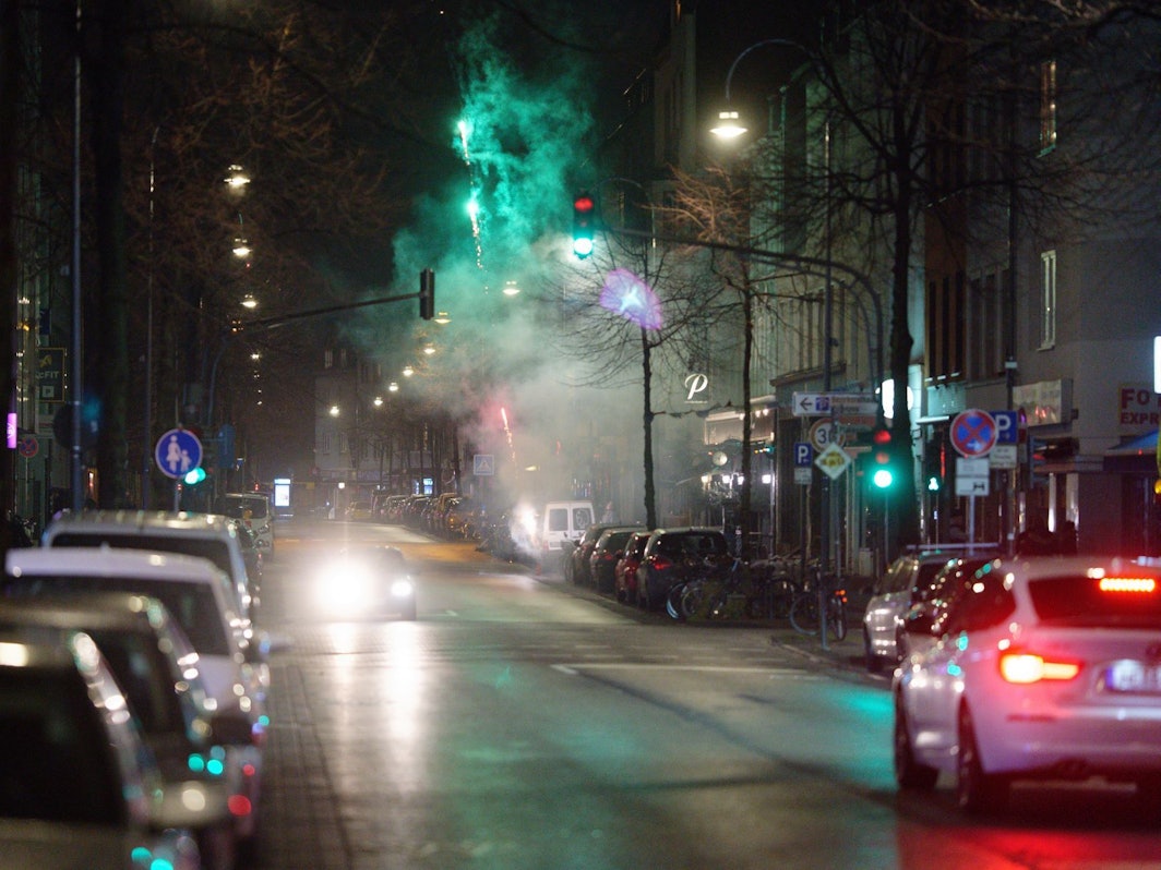 Nur vereinzelt ist am Silvesterabend 2020/21 auf der Venloer Straße in Köln Ehrenfeld zu sehen.