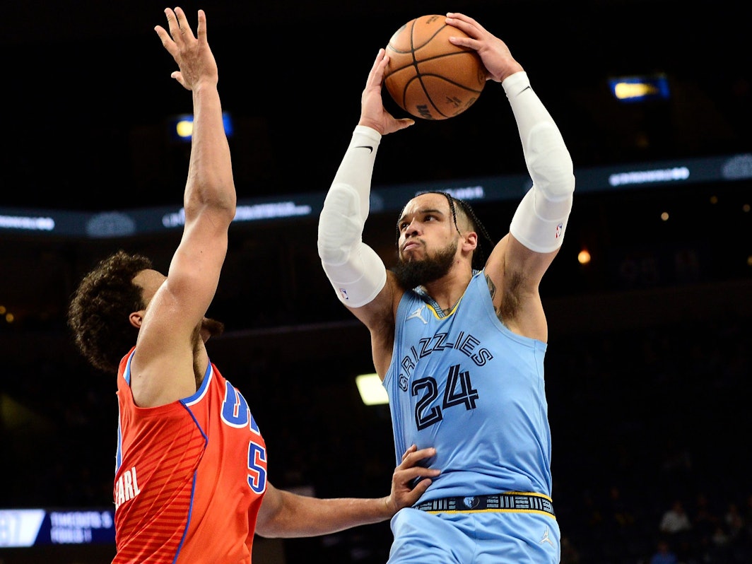 Dillon Brooks im Duell mit Jeremiah Robinson-Earl.