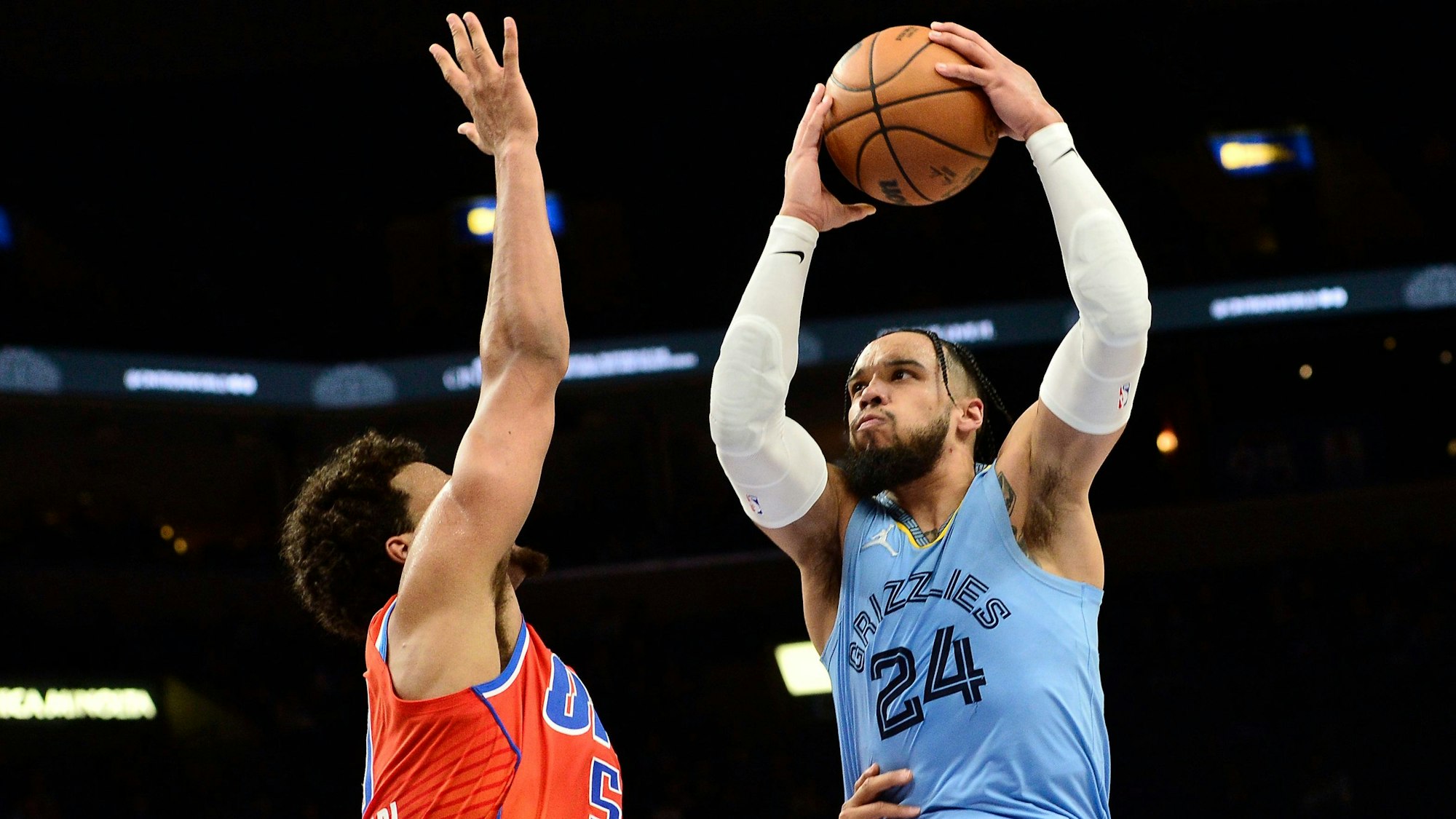 Dillon Brooks im Duell mit Jeremiah Robinson-Earl.