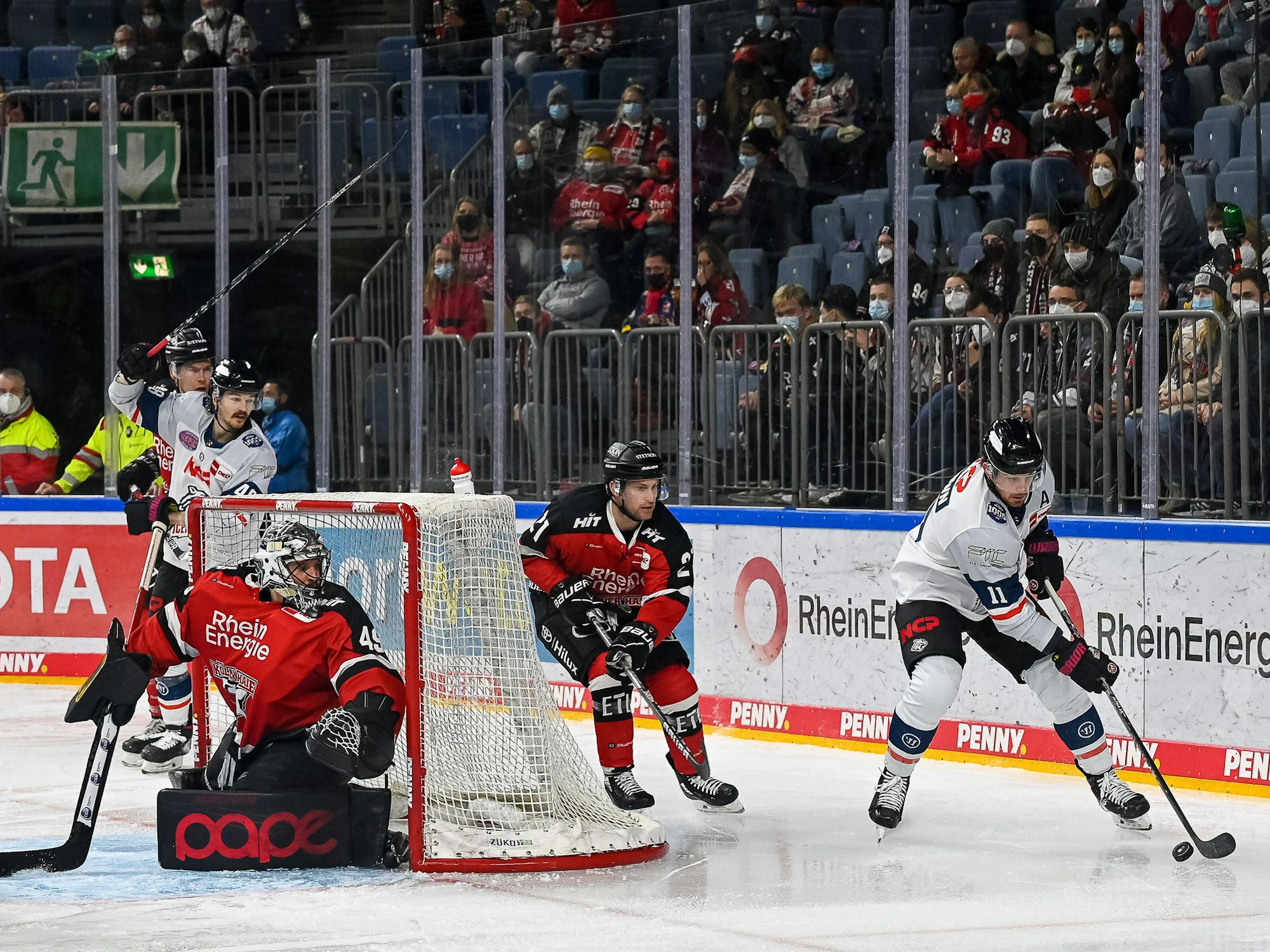 Justin Pogge im Kölner Tor passt auf, dass er nicht von Nürnbergs Jakob Ustorf überrascht wird.