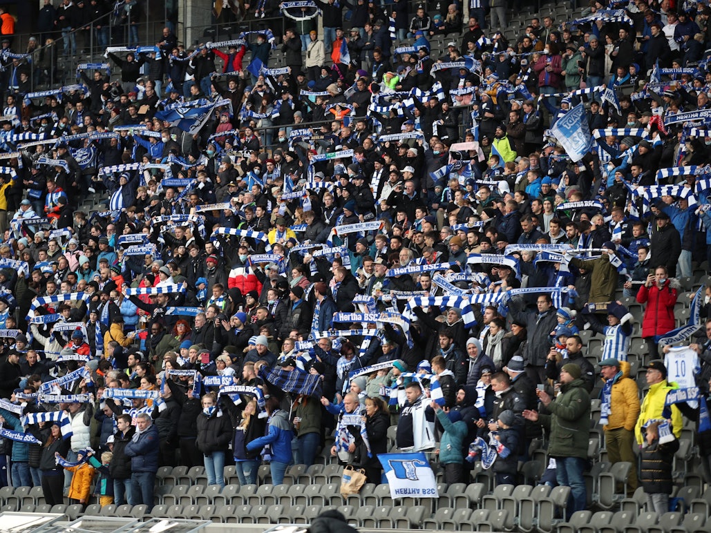 Hertha-Fans verfolgen das Spiel im Olympiastadion.
