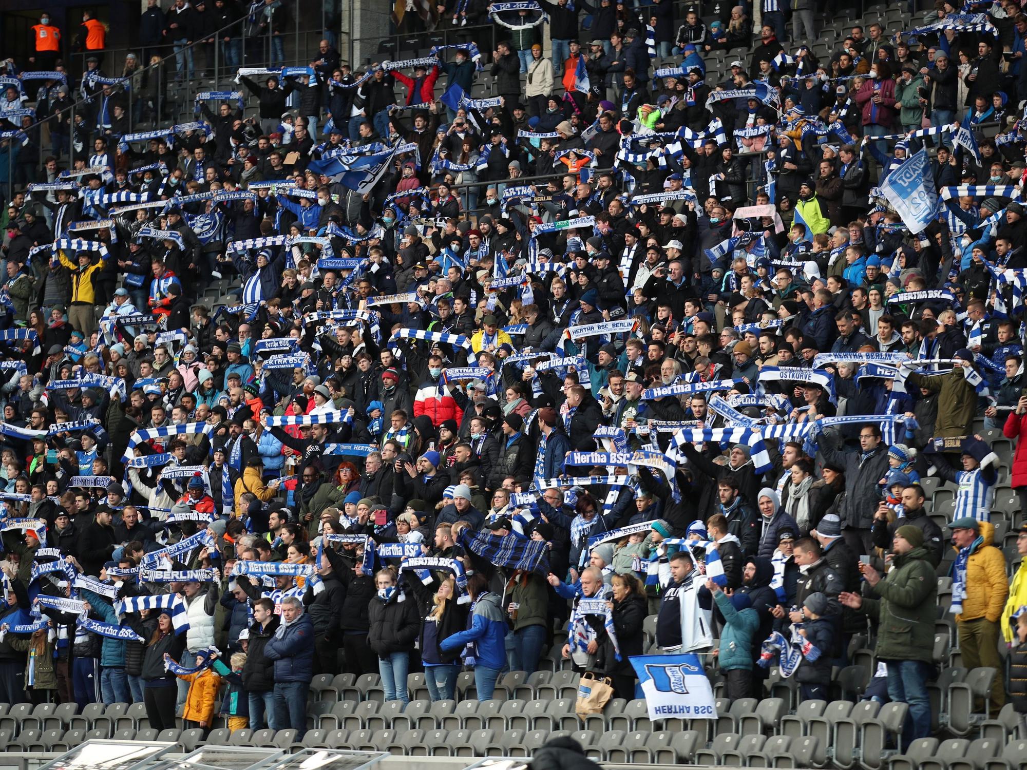 Hertha-Fans verfolgen das Spiel im Olympiastadion.